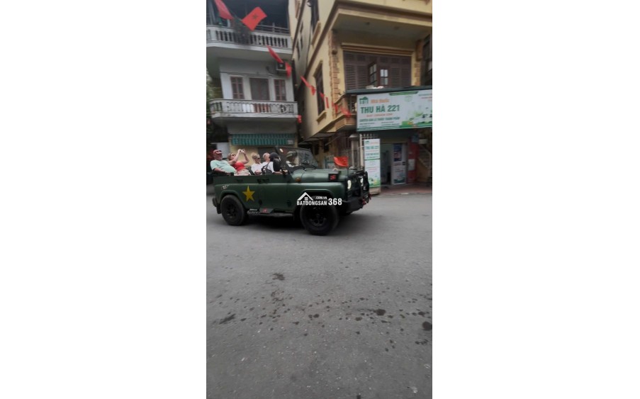 CHƯA TỚI 10 TỶ 2 OTO CHẠY, XE JEEP DU LỊCH ĐI QUA NHÀ ,2' TỚI VĂN MIẾU ?